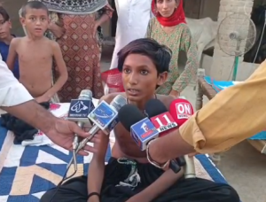 نوجوان صابر ریڑھ کی ہڈی کے شدید زخم کے باعث گزشتہ چار ماہ سے بستر پر