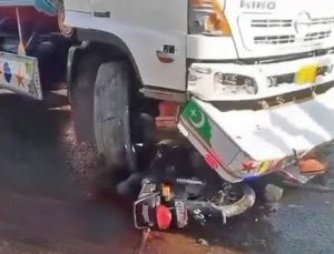 ٹرالر حادثے میں جابحق ہونے والے نوجوان کے والد نے تیرہ کروڑ کا مطالبہ کر لیا