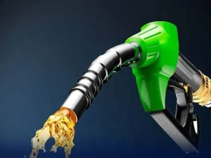 ایک ماہ میں پیٹرول کی قیمت میں 59 روپے کا بڑا اضافہ
