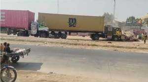 قومی شاہراہ پر ٹرالرز میں تصادم، ڈرائیو گاڑی میں پھنس گیے ، ریسکیو ٹیمیں نہ پہنچ سکیں
