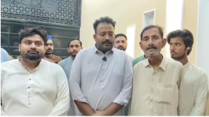 چیئرمین سٹی عبدالصمد پر لگے آن لائن جواء کے الزام پر بزرگ شہری اور اہل علاقہ الزامات کی تردید کیلئے سامنے آگئے