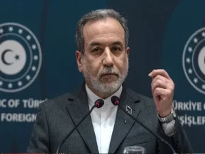تہران: ایران نے یمن کے حوثی گروپ کی جانب سے خلیجی ممالک کے خلاف کی جانے والی کارروائیوں سے لاتعلقی کا اظہار کرتے ہوئے خطے میں کشیدگی کم کرنے کے لیے سیاسی رابطوں اور مذاکرات پر زور دیا ہے۔  میڈیا رپورٹس کے مطابق ایرانی وزیر خارجہ عباس عراقچی نے حوثیوں کی جانب سے خلیجی ممالک کے خلاف ہونے والی کارروائیوں پر ایران کا مؤقف واضح کرتے ہوئے کہا کہ تہران ان اقدامات سے خود کو الگ سمجھتا ہے۔  ایرانی وزیر خارجہ نے خطے میں بڑھتی ہوئی کشیدگی کے تناظر میں حملوں اور جنگ کے تسلسل کے بجائے سیاسی ذرائع اور سفارتی رابطوں کو ترجیح دینے کی ضرورت پر زور دیا۔ ان کا کہنا تھا کہ تنازعات کے حل کے لیے بات چیت اور سیاسی کوششوں کو آگے بڑھایا جانا چاہیے۔  عباس عراقچی کا یہ بیان ایسے وقت میں سامنے آیا ہے جب خطے میں حوثیوں سے منسلک کارروائیوں اور علاقائی کشیدگی کے باعث صورتحال پر عالمی سطح پر توجہ مرکوز ہے۔ حالیہ واقعات کے بعد مختلف فریقوں کی جانب سے خطے میں امن و استحکام برقرار رکھنے اور کشیدگی کو مزید پھیلنے سے روکنے پر زور دیا جا رہا ہے۔  ایران کی جانب سے حوثیوں کی کارروائیوں سے لاتعلقی کا اظہار علاقائی صورتحال کے حوالے سے اہم سفارتی مؤقف کے طور پر سامنے آیا ہے۔ تہران مسلسل سیاسی رابطوں اور مذاکرات کے ذریعے اختلافات کے حل کی ضرورت پر زور دیتا رہا ہے۔  دوسری جانب خطے میں جاری کشیدگی کے باعث عالمی برادری کی جانب سے بھی فریقین پر تحمل کا مظاہرہ کرنے اور مذاکرات کے ذریعے مسائل حل کرنے کی ضرورت اجاگر کی جا رہی ہے۔ صورتحال میں کسی بھی نئی پیش رفت کے علاقائی امن و سلامتی پر اثرات مرتب ہونے کا امکان موجود ہے۔
